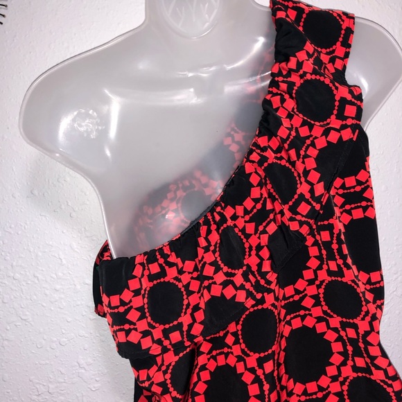 Vanity geometric one shoulder top - Picture 7 of 8